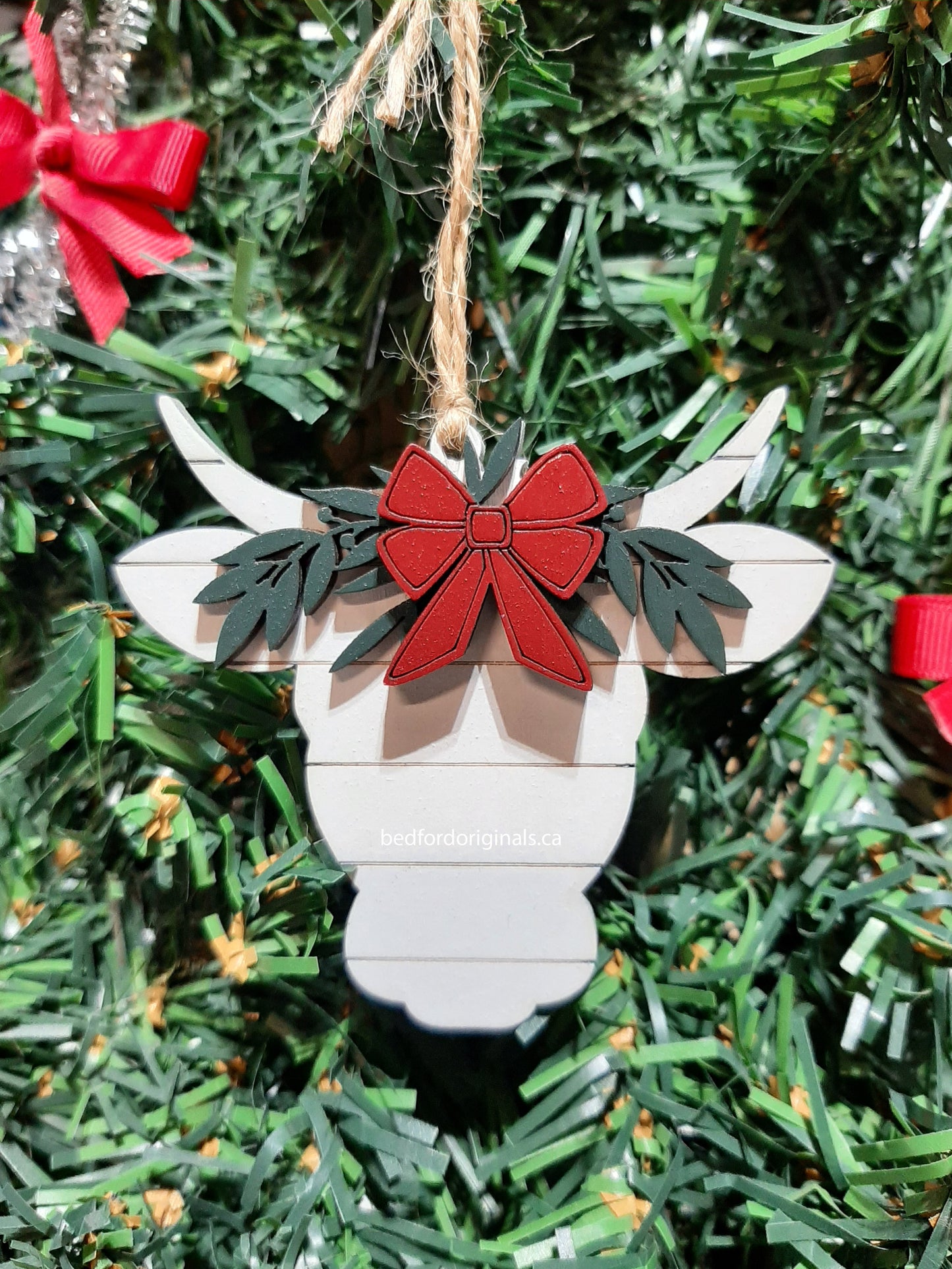 Shiplap Animal with Wreath Ornament