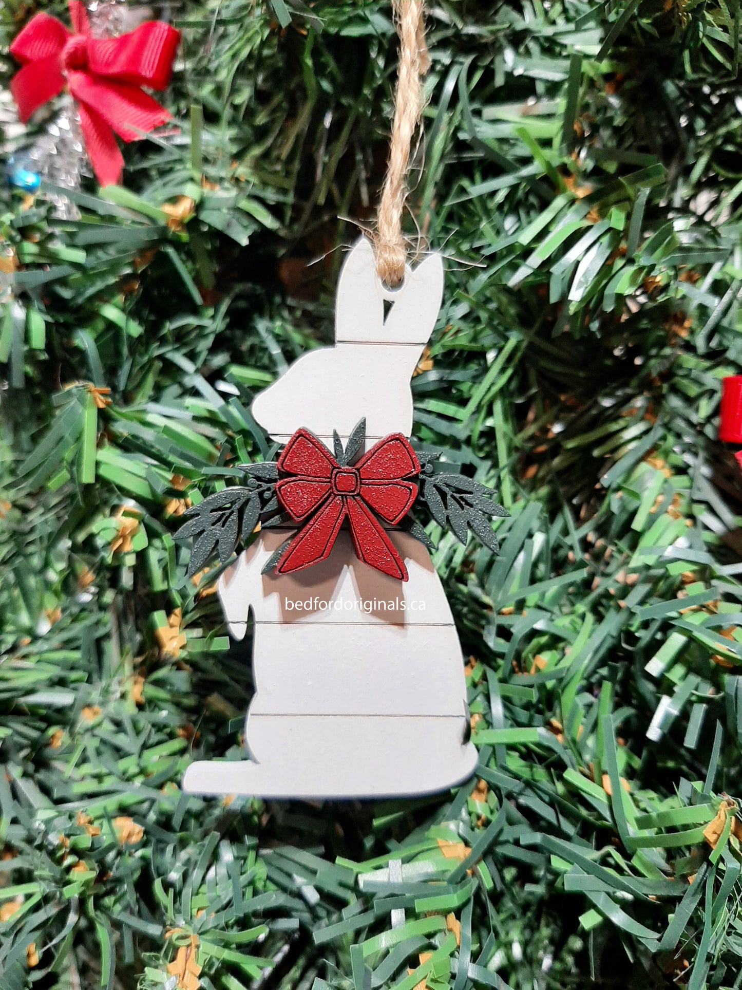 Shiplap Animal with Wreath Ornament