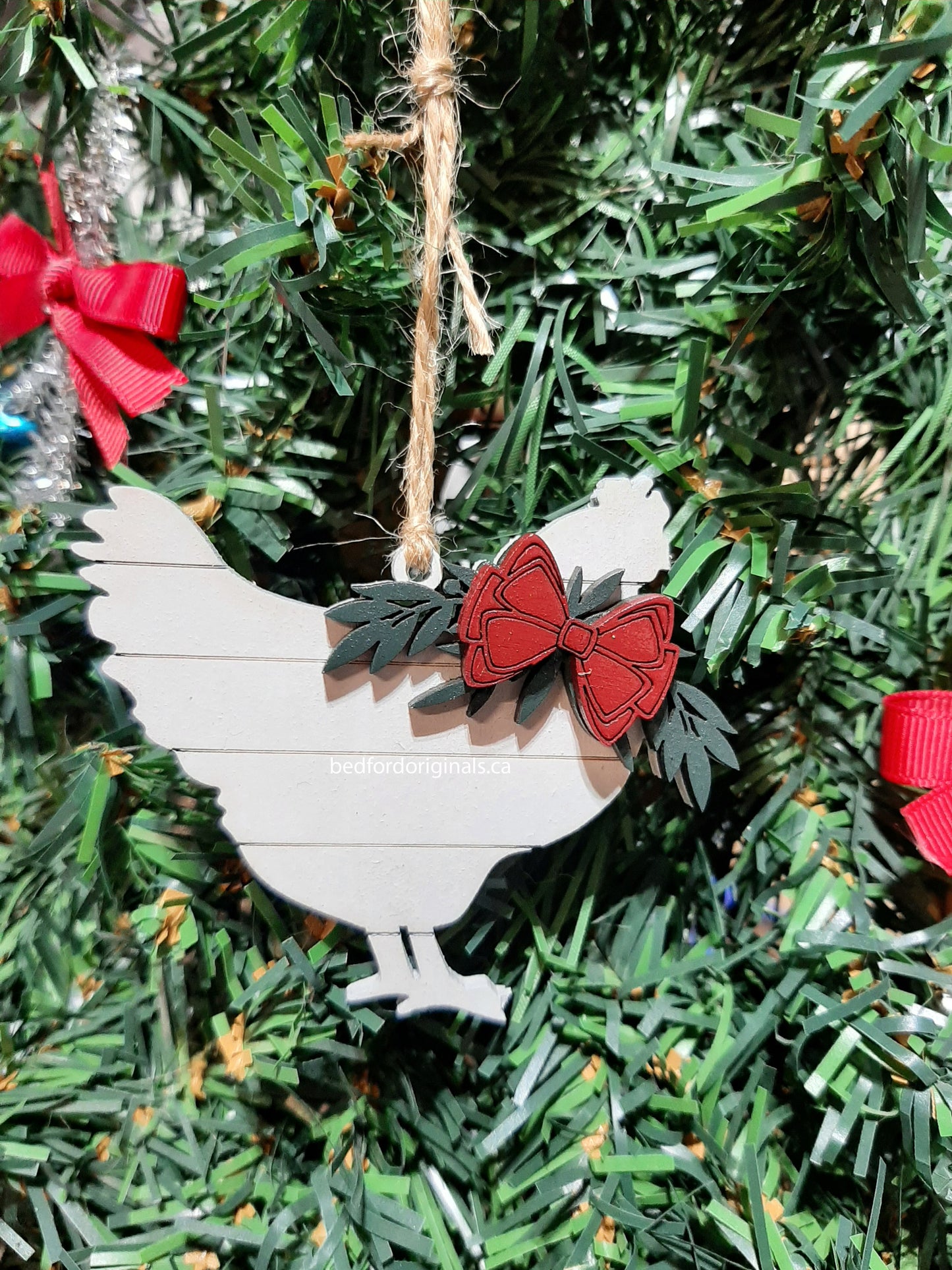 Shiplap Animal with Wreath Ornament