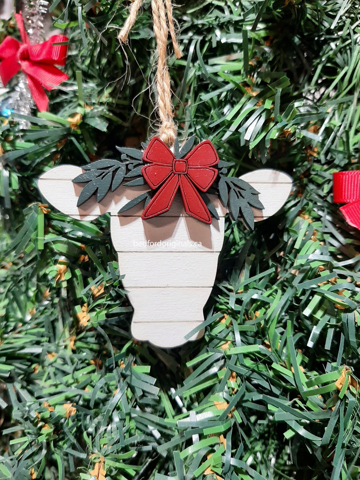 Shiplap Animal with Wreath Ornament