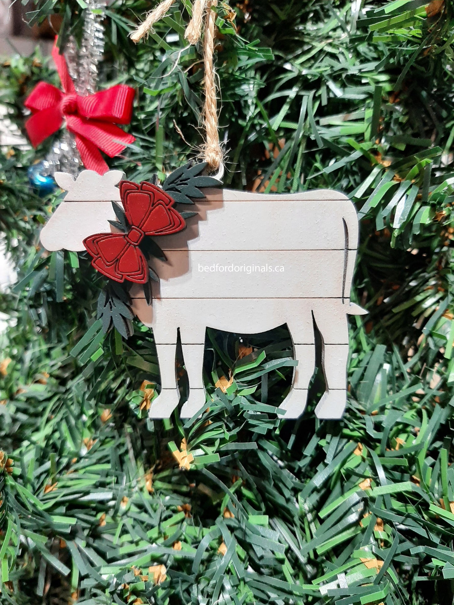 Shiplap Animal with Wreath Ornament