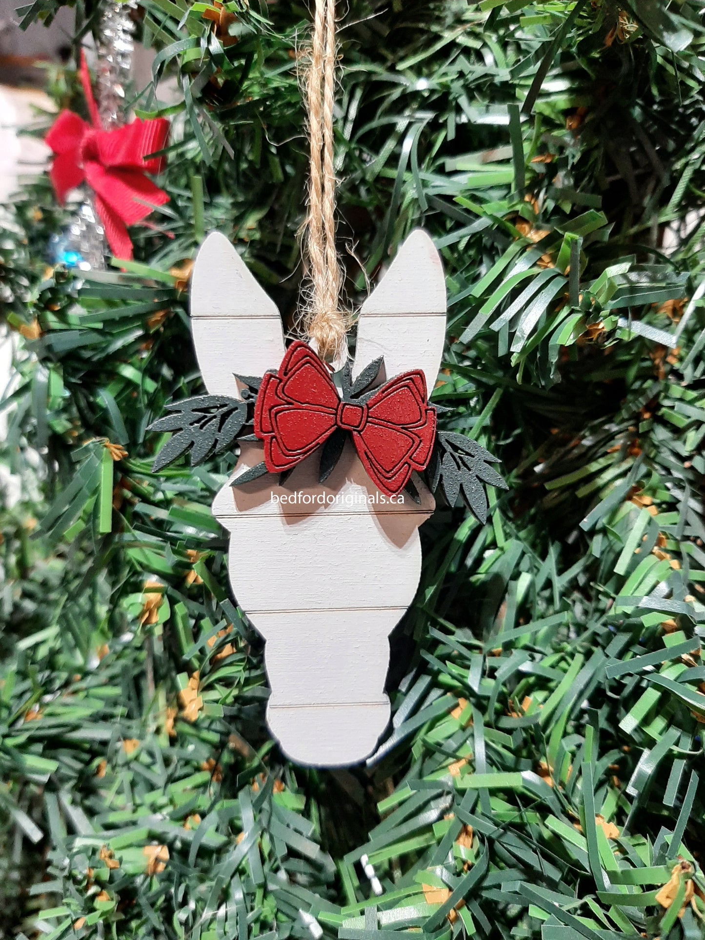 Shiplap Animal with Wreath Ornament
