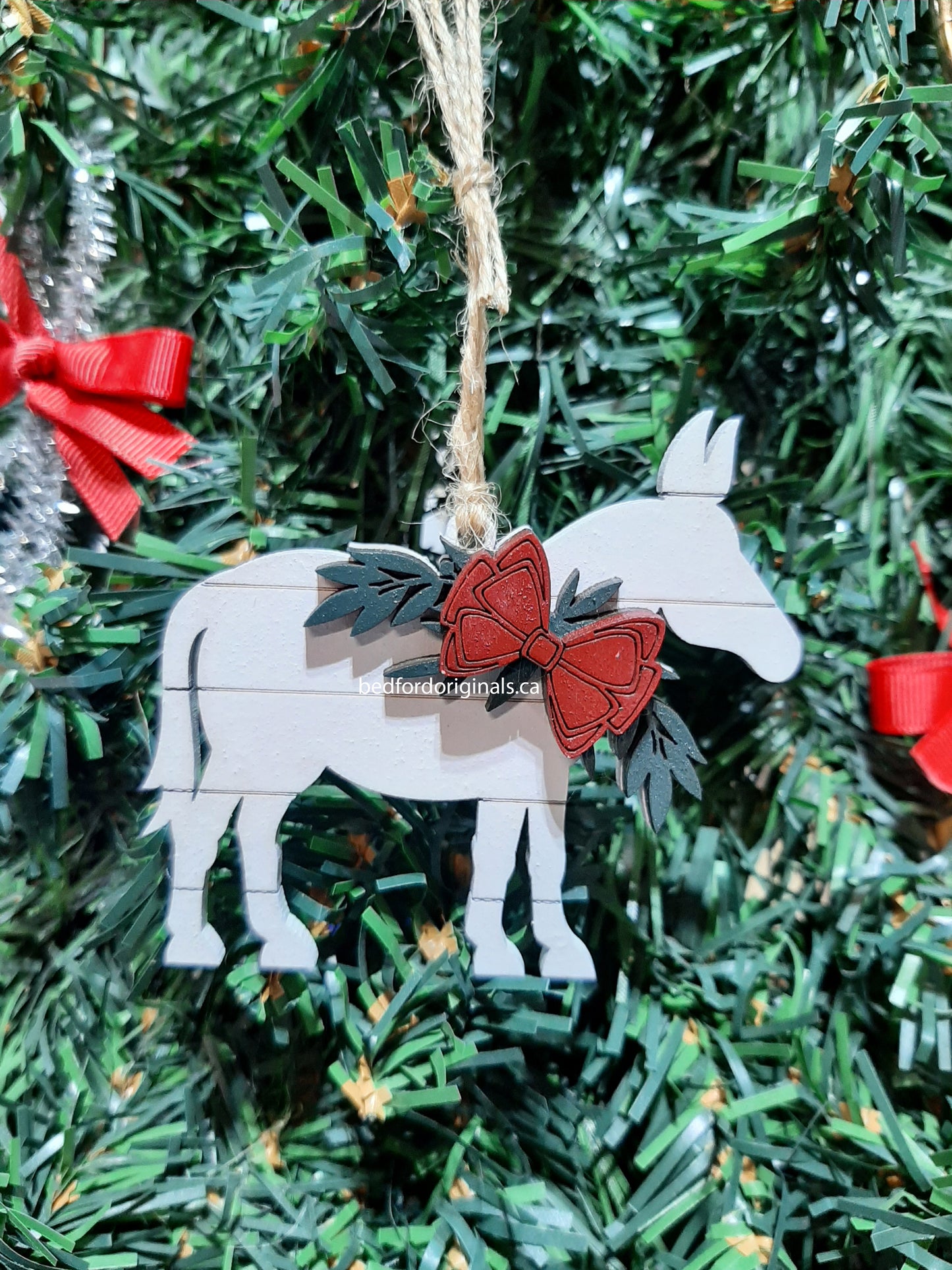 Shiplap Animal with Wreath Ornament