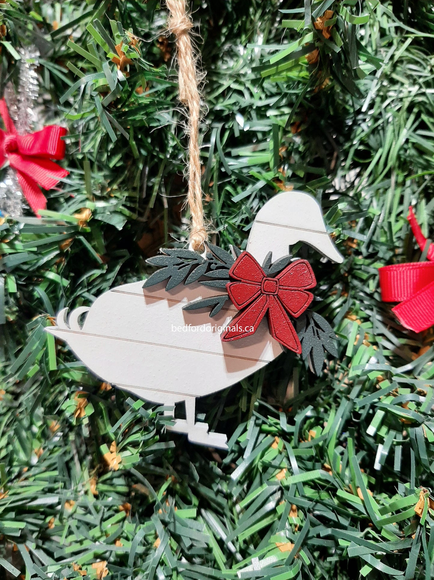 Shiplap Animal with Wreath Ornament