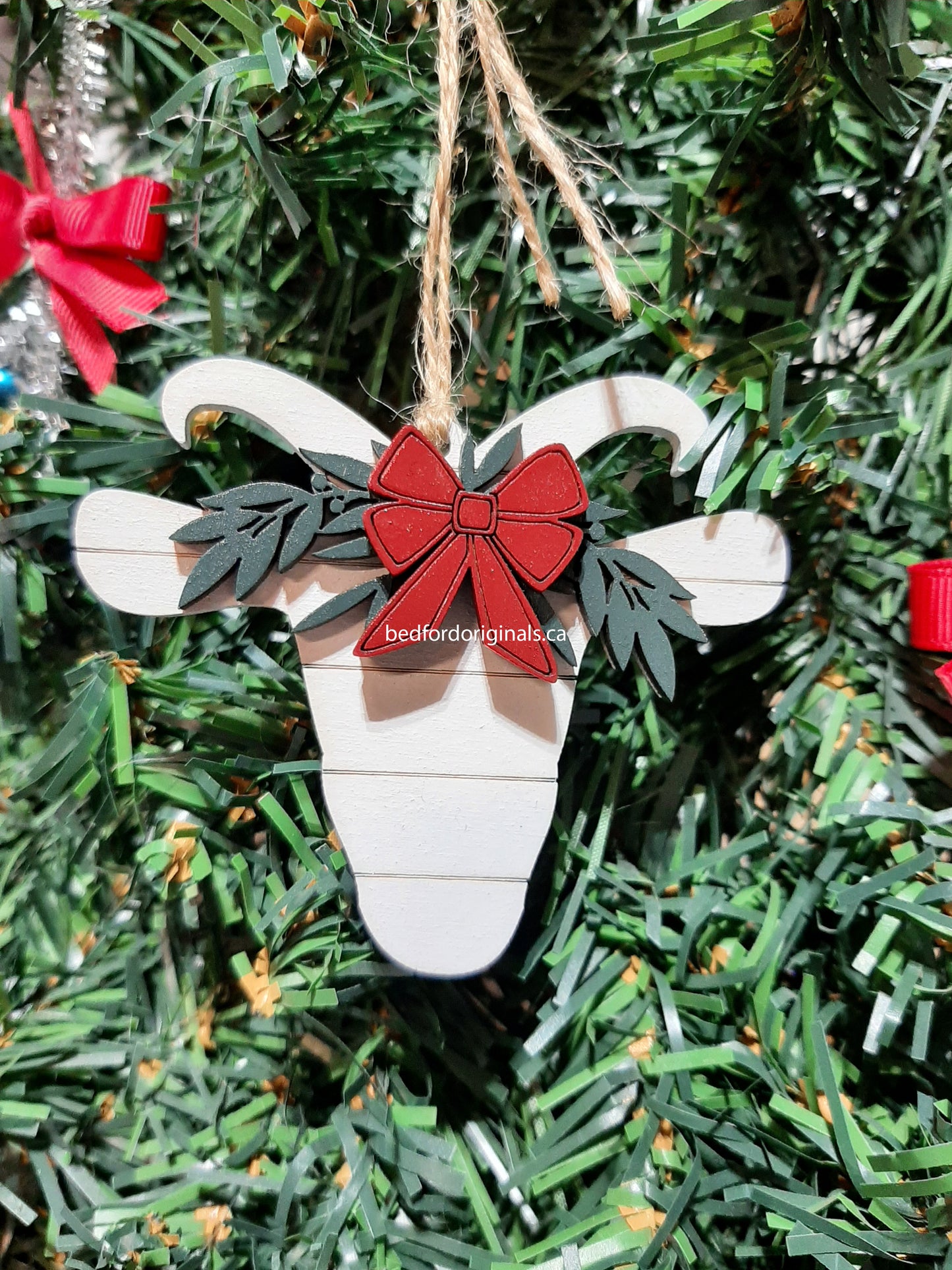 Shiplap Animal with Wreath Ornament