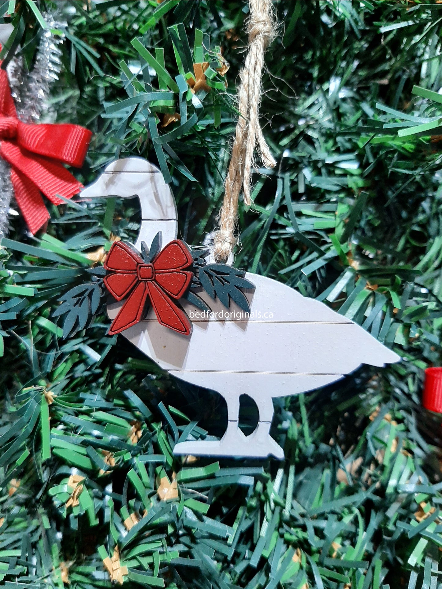 Shiplap Animal with Wreath Ornament