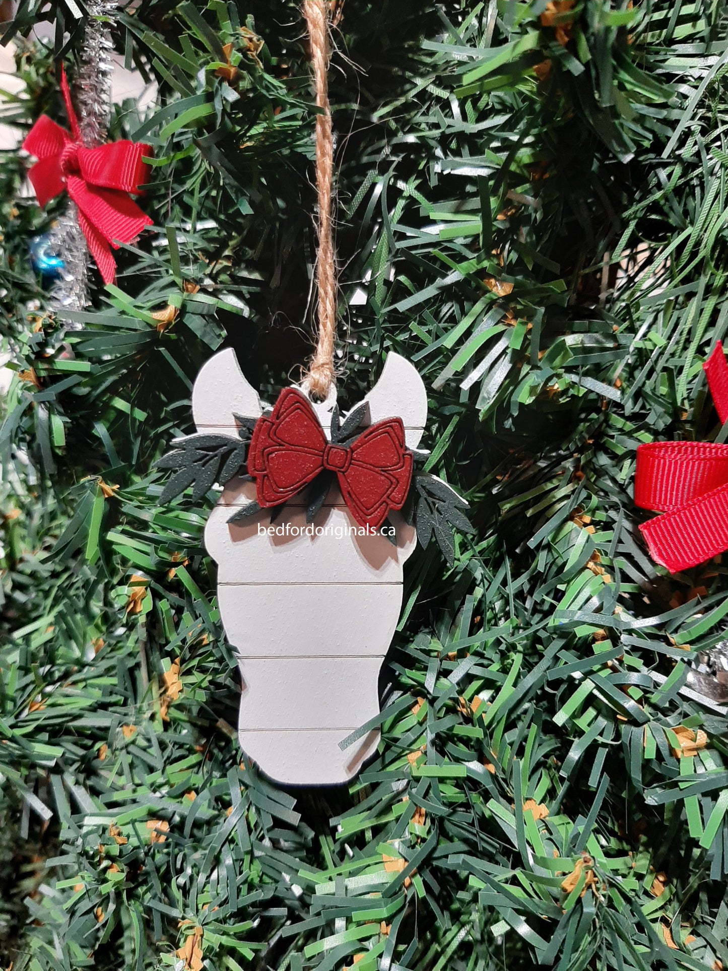 Shiplap Animal with Wreath Ornament