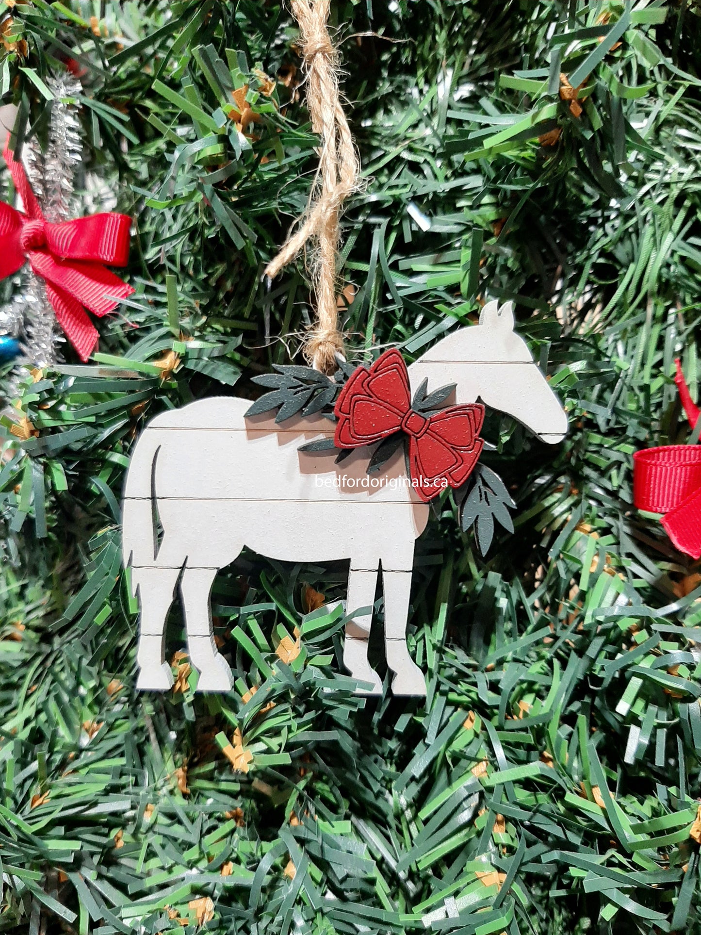 Shiplap Animal with Wreath Ornament