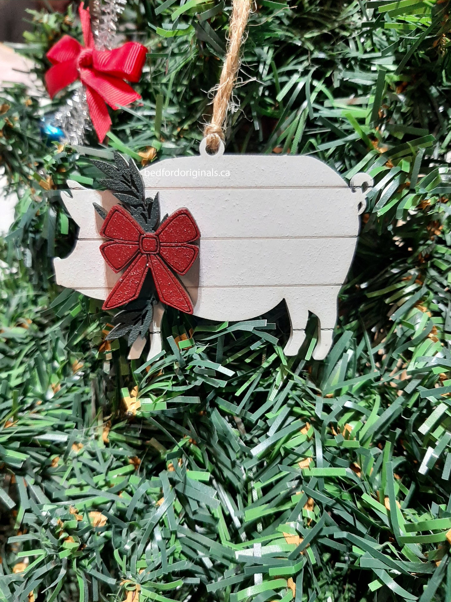 Shiplap Animal with Wreath Ornament