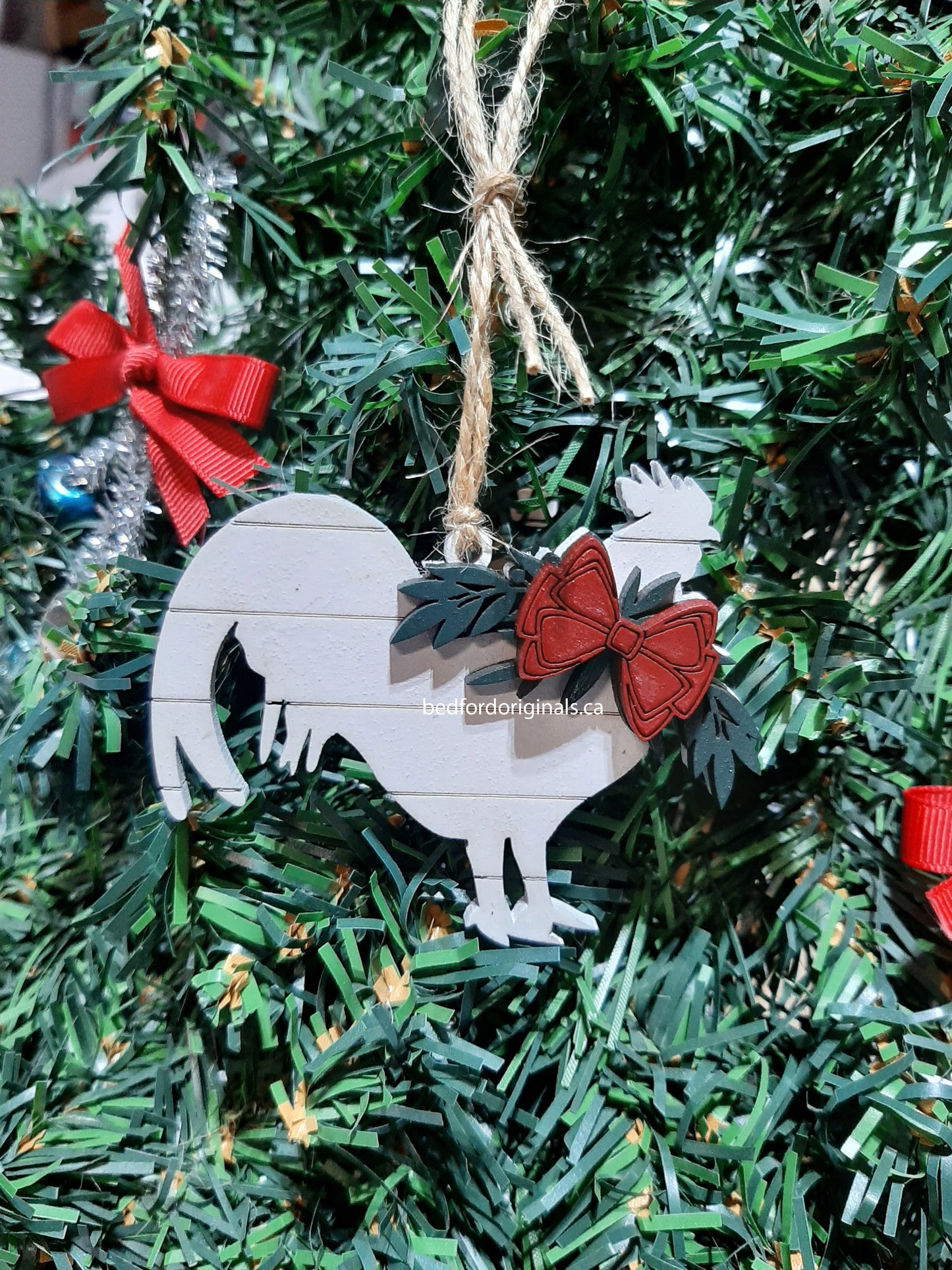 Shiplap Animal with Wreath Ornament