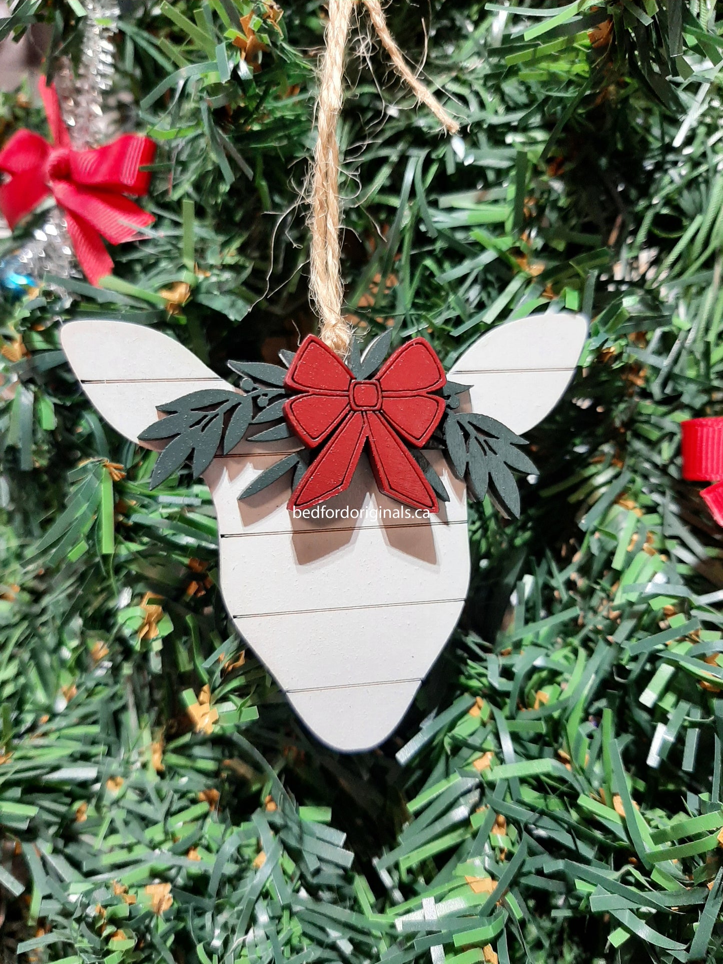 Shiplap Animal with Wreath Ornament